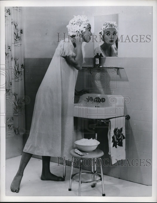 1954 Woman have her hair bleached-Historic Images