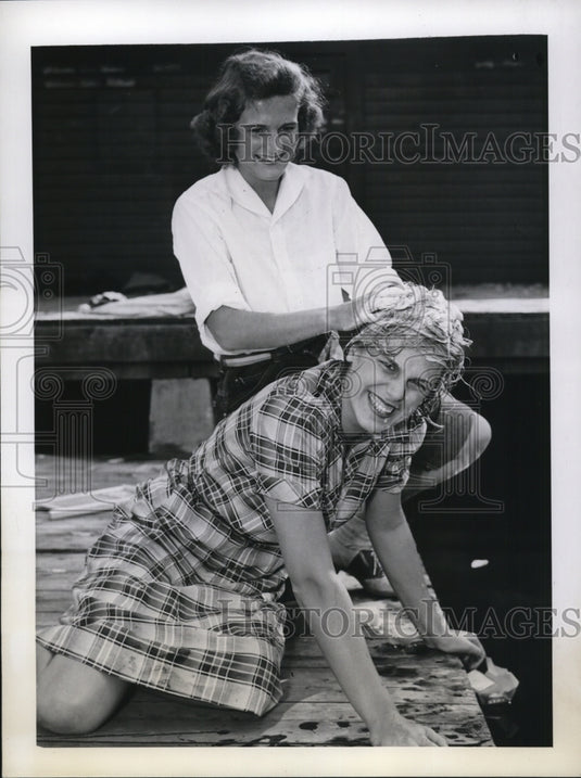 1941 Press Photo Eleanor Folsom and Mary Shiverick Shampooing Hair in Lake - Historic Images