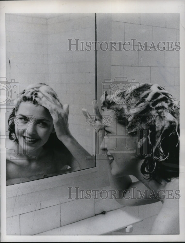 1959 Press Photo Shampooing Hair - Historic Images