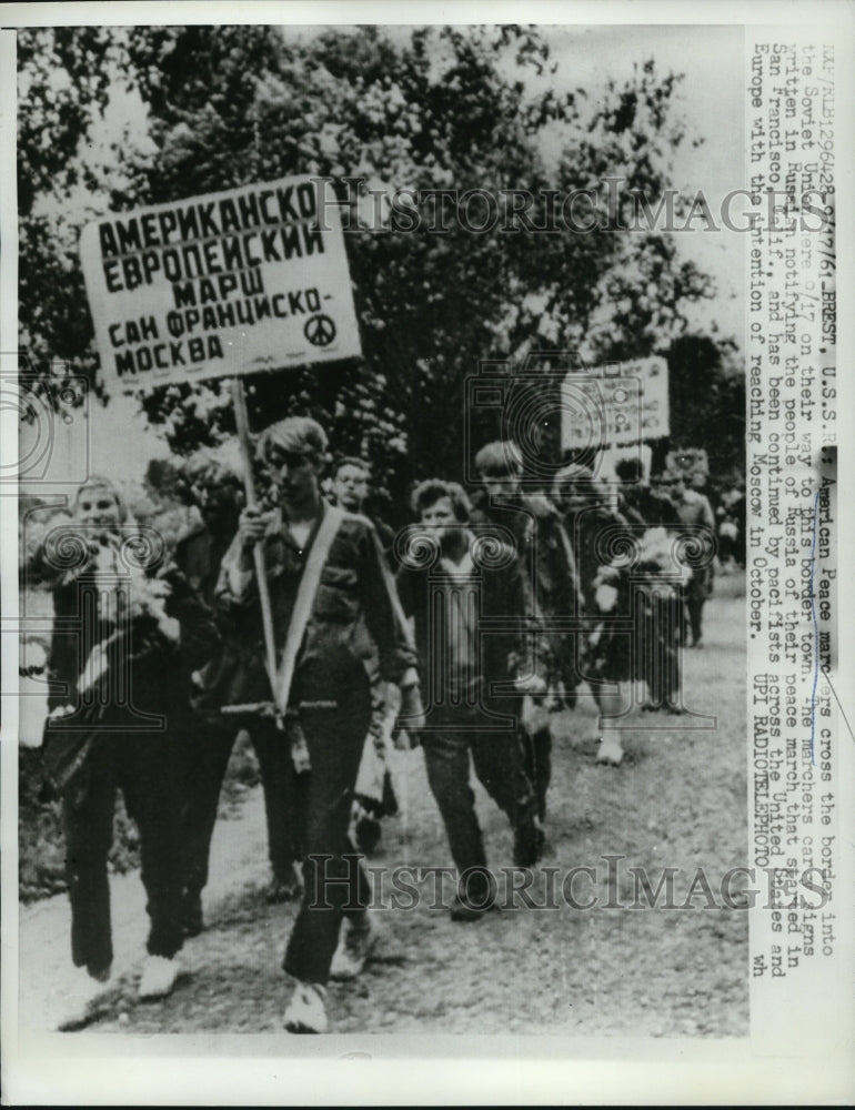 1961 Press Photo American Peace Marchers cross the border into the Soviet Union - Historic Images