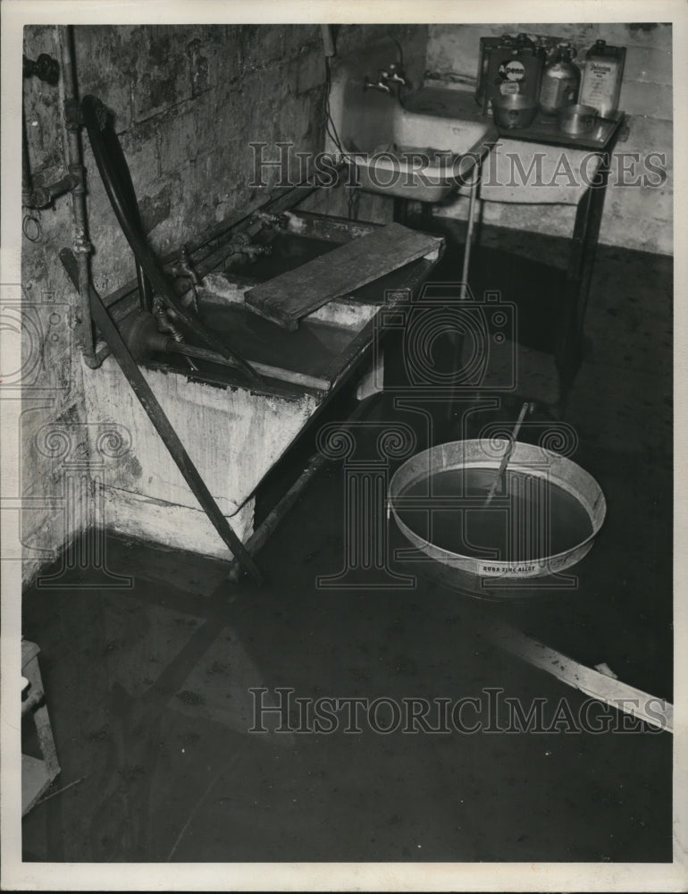 Press Photo Laundry tubs in basement of Joseph Ferrara 16528 Burnside Ave. - Historic Images