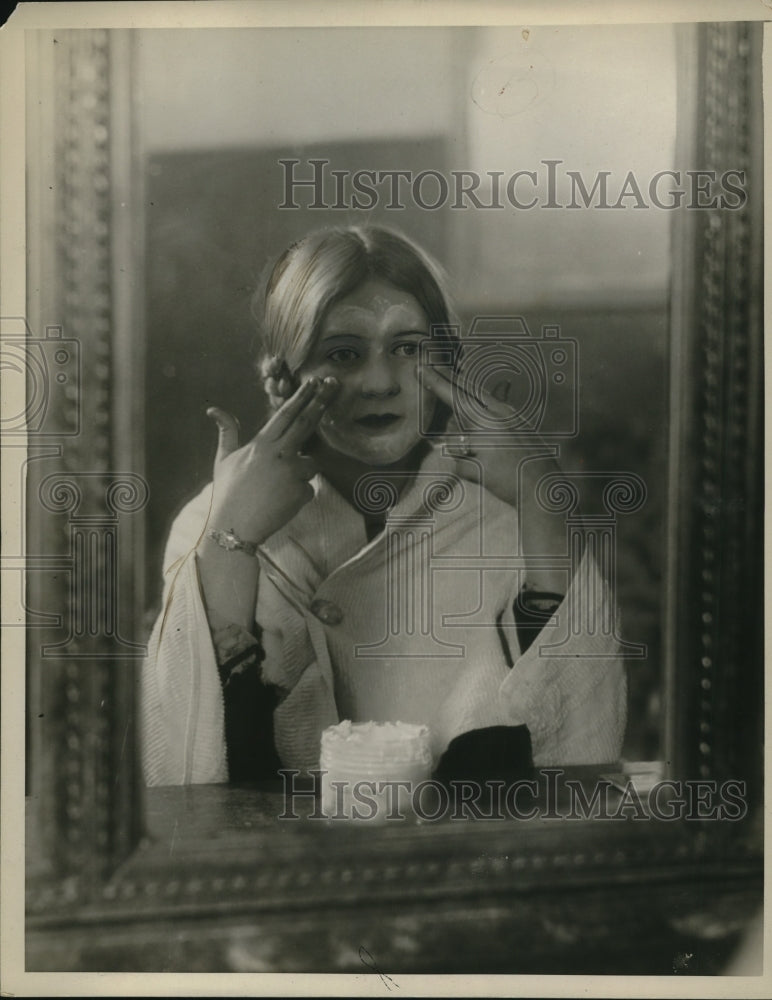 1927 Press Photo Care for face, beauty stunt - Historic Images