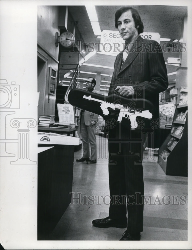 1971 Press Photo Mike Dominik, Lawyer at Burrows - Historic Images