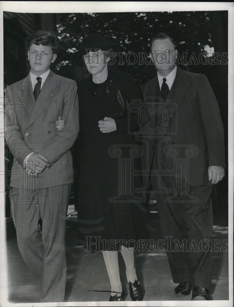 1943 Press Photo Mr and Mrs Addison Willey and Their Son Addison Jr Attend Trial - Historic Images