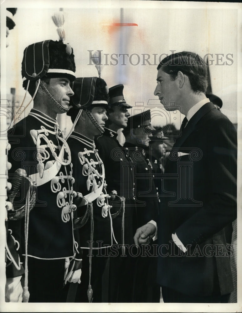 1969 Press Photo Prince of Wales Inspects Honour Guard &amp; Talks to Welsh Fusilier - Historic Images