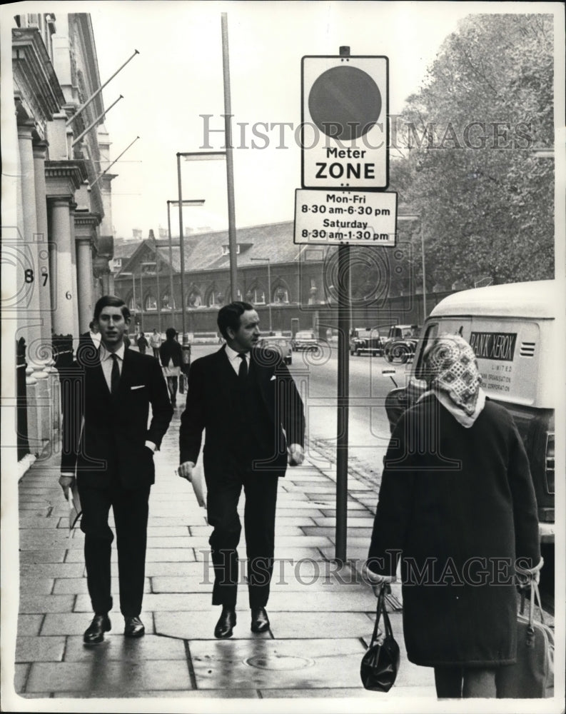 1969 Press Photo Prince of Wales Prince Charles and Aide at Buckingham Gate - Historic Images