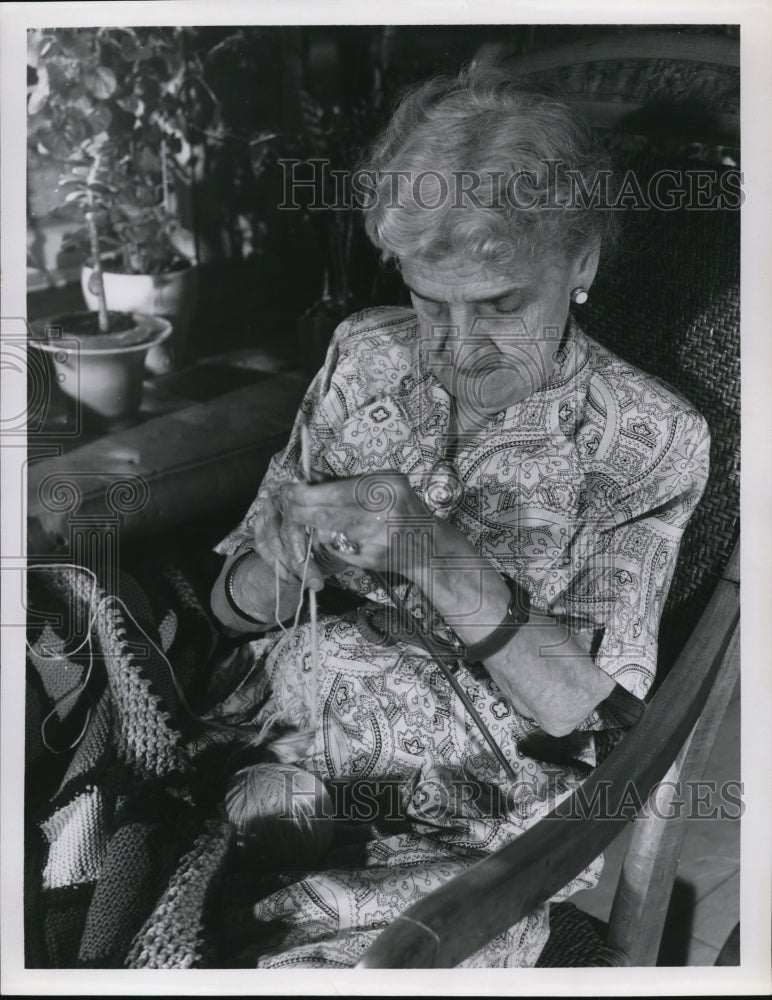 1956 Press Photo Miss Lillian Fuller at Baptist Home in Ohio - Historic Images