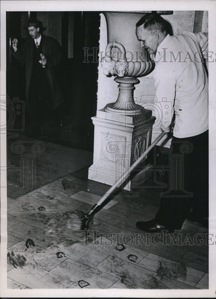 1944 Press Photo Hubert Linder mops the Hotel Duluth&#39;s  floors - Historic Images