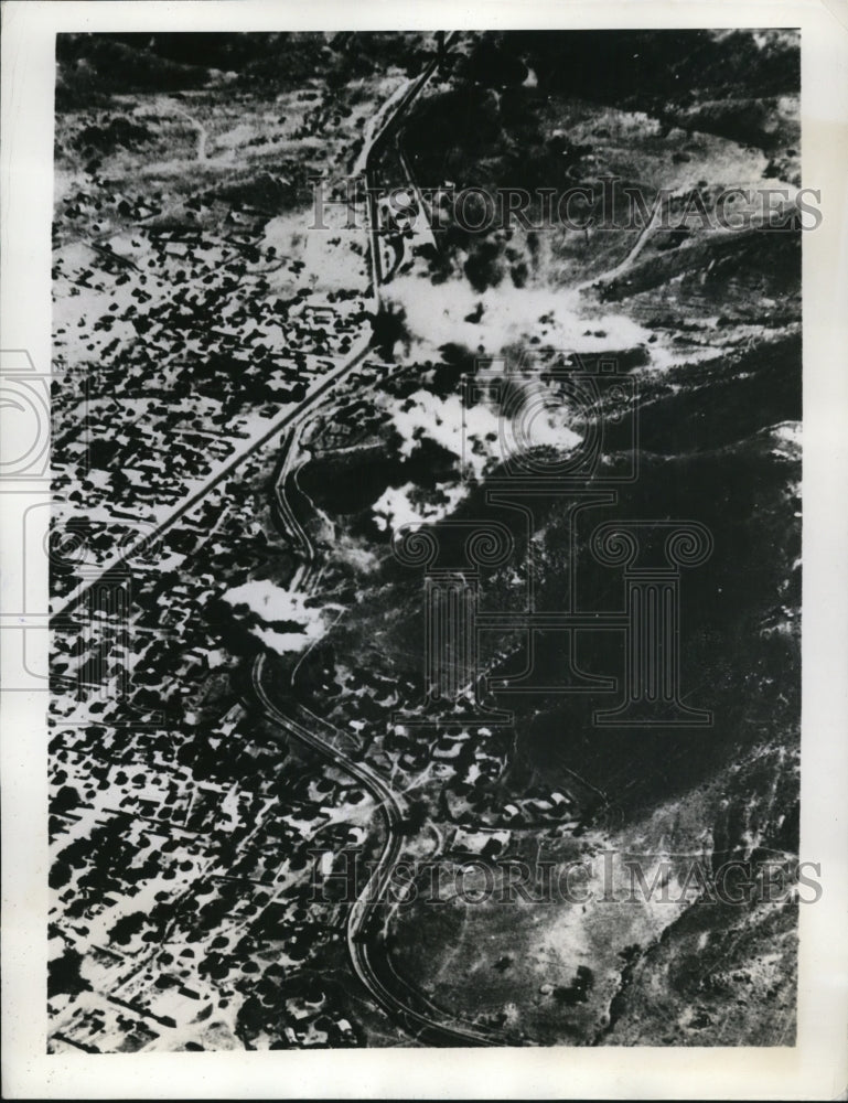1941 Press Photo The aerial photo of a bombing attack on Cheren - Historic Images