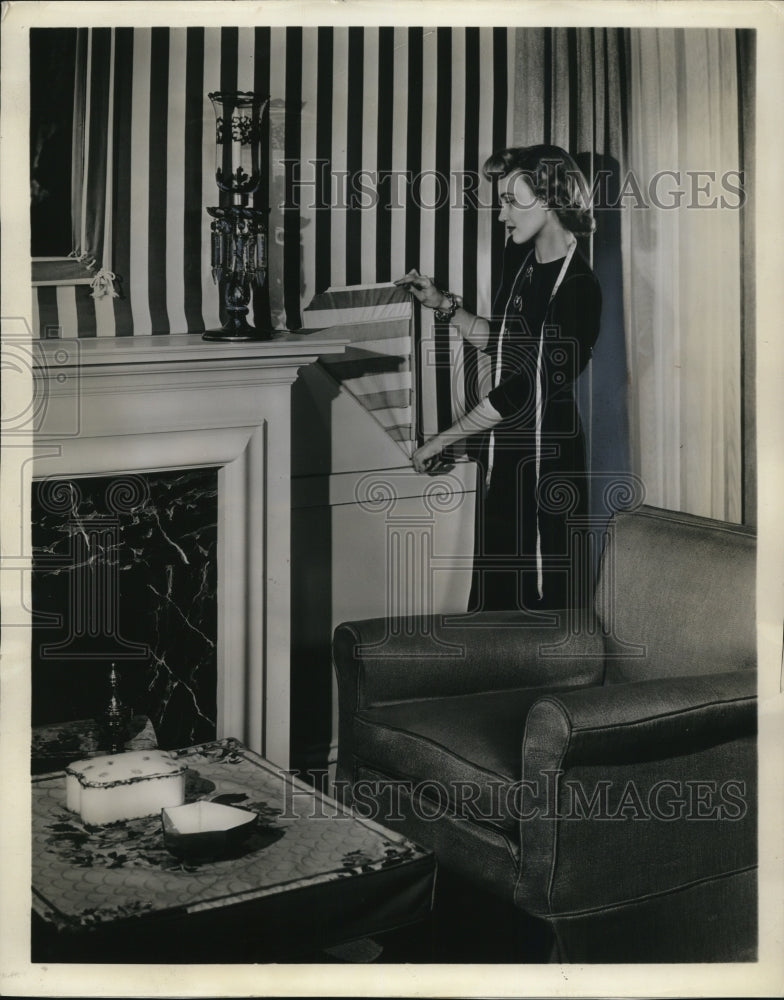 1943 Press Photo Homemaker choosing wall fabric with striped pattern - Historic Images