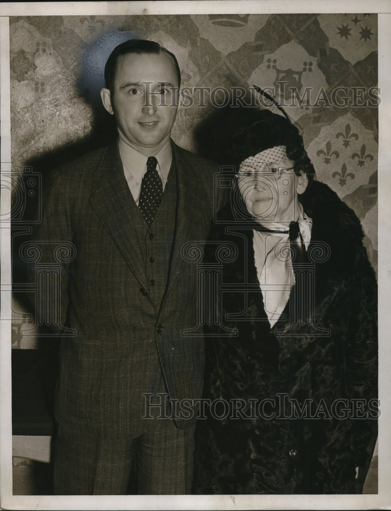 1938 Press Photo Lieut. John Smith with his mother, Mrs. James Smith - Historic Images