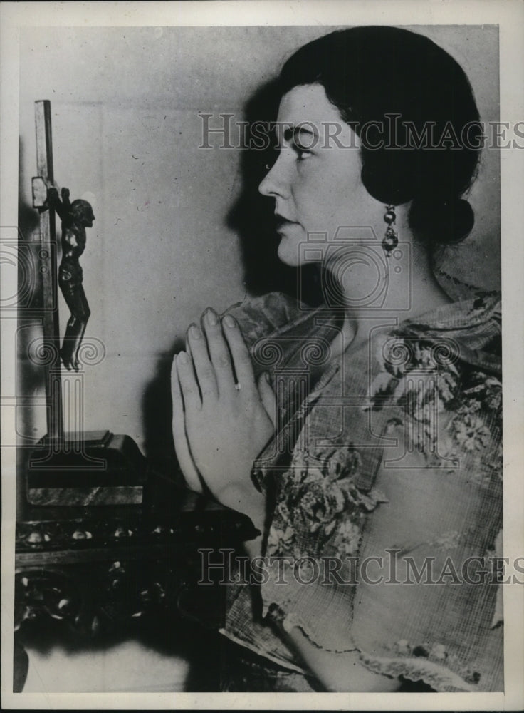 1934 Press Photo Miss Engracia Frever prays before the Amber Christ, crucifix - Historic Images
