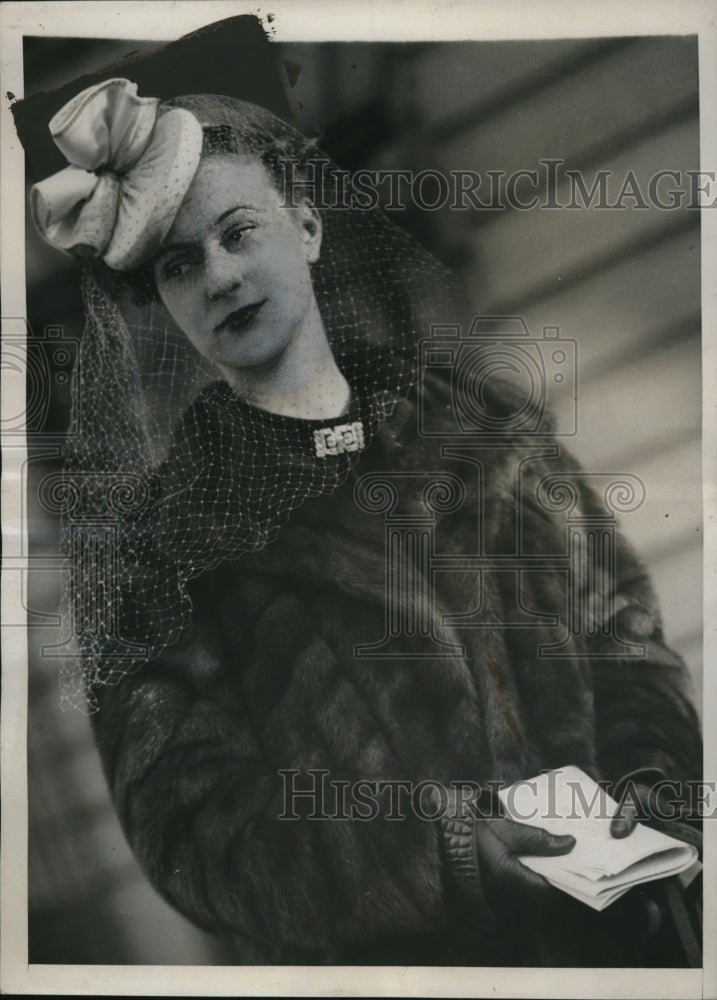 1939 Press Photo The pink silk crepe pillbox with a bow on top - Historic Images