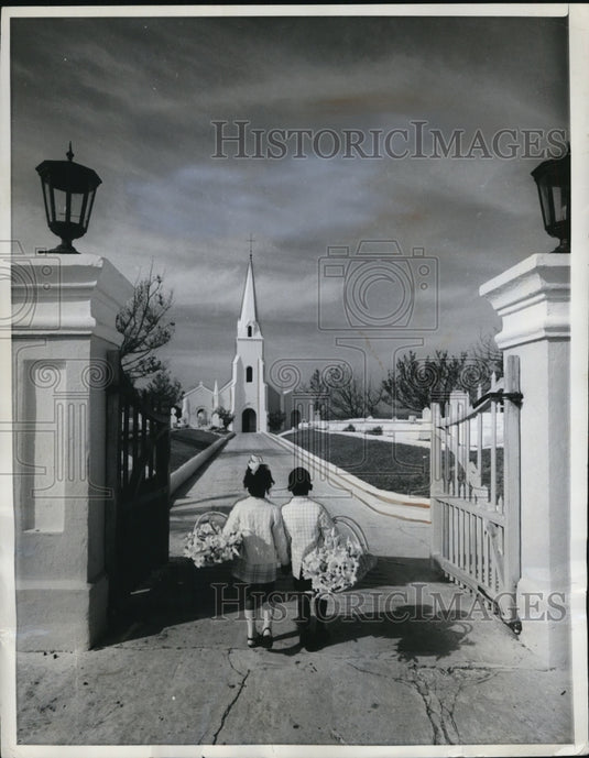 1970 Press Photo Youngsters for historic St James Church in Bermuda - Historic Images