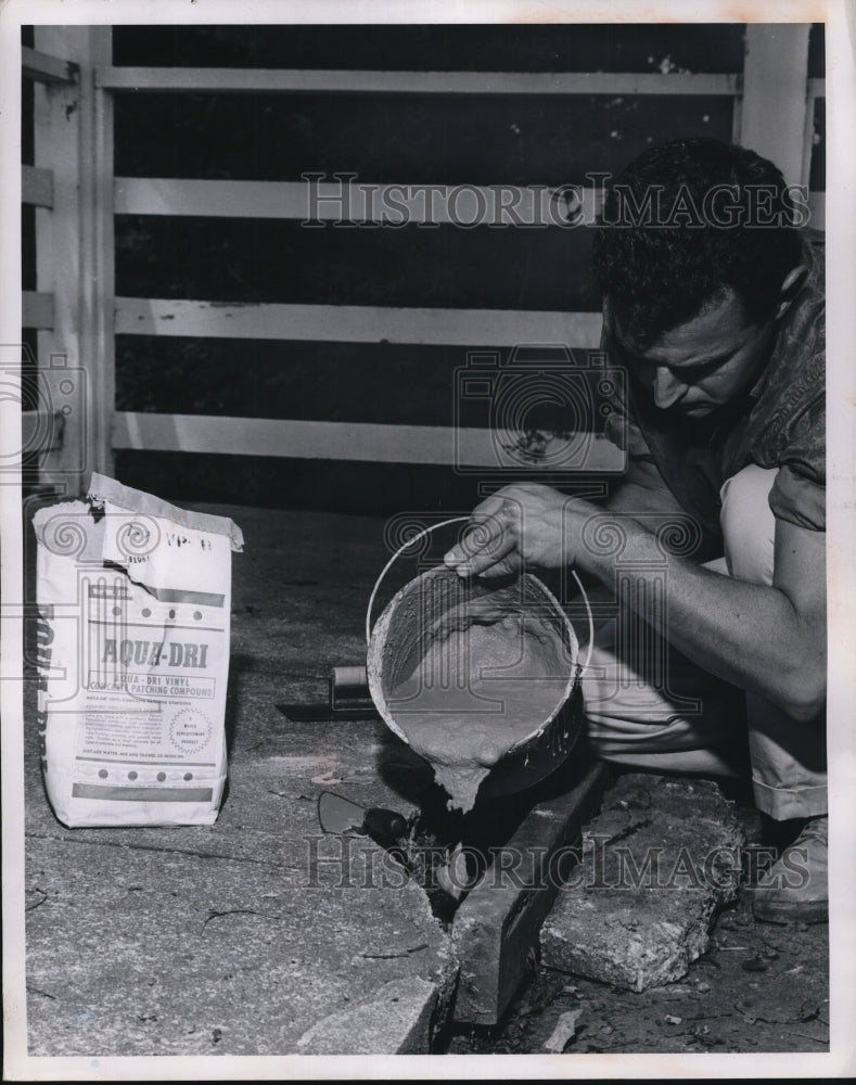 1963 Press Photo Patching masonry &amp; concrete, one of many jobs left for winter - Historic Images