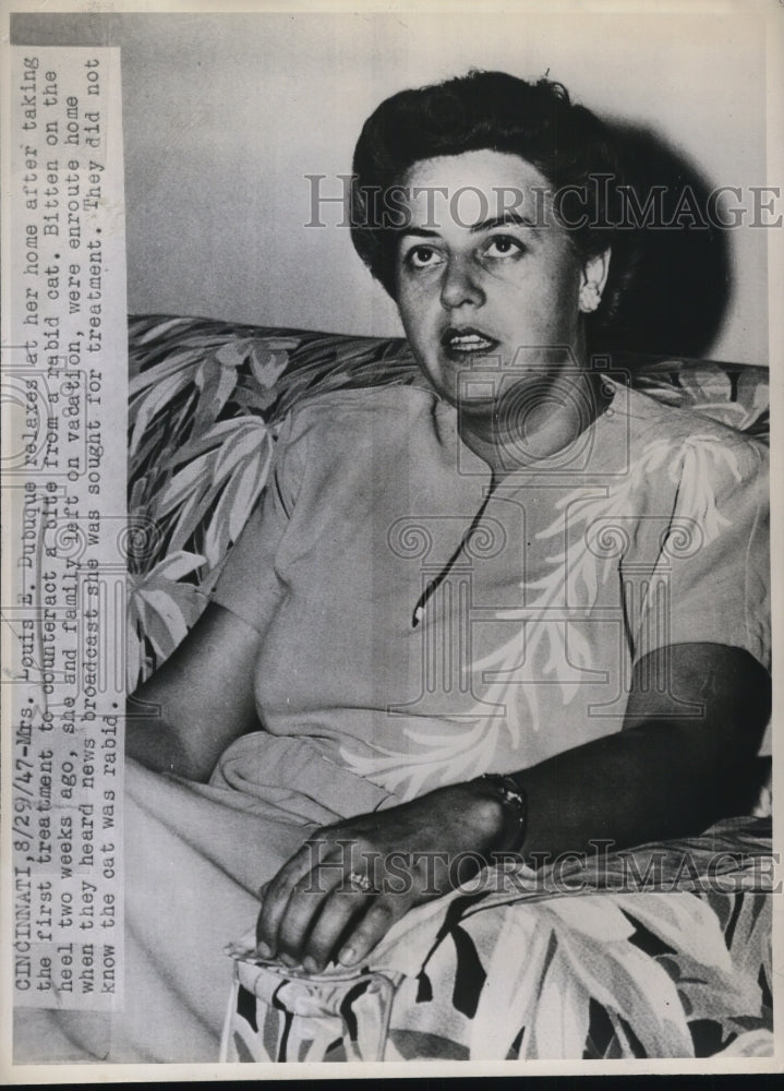 1947 Press Photo Mrs Louis Dubuque after first treatment against rabid cat bite - Historic Images