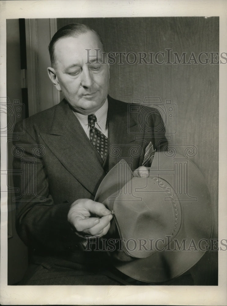 1944 Press Photo Lynn Dudley demonstrates demountable brim model - Historic Images