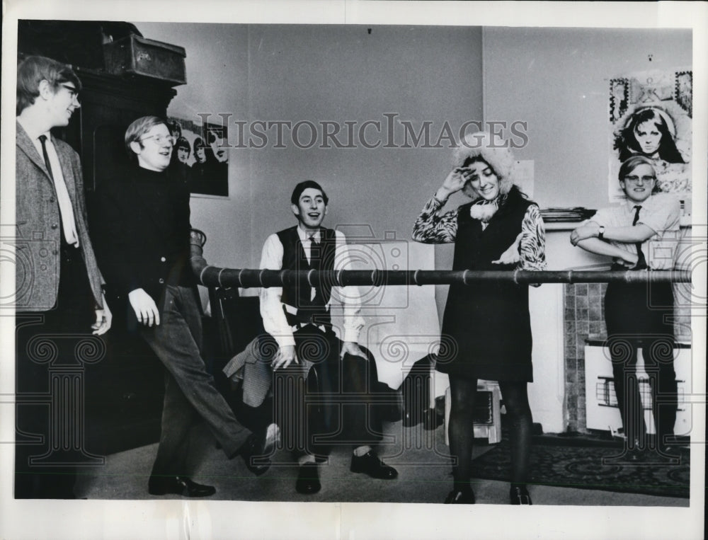 1969 Press Photo Prince Charles at a rehearsal of the Cambridge students play - Historic Images