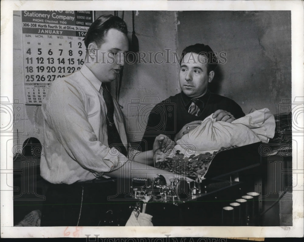 1942 Press Photo St Louis Mo Vincent Lumetta business owner, banker Harry Bridge - Historic Images