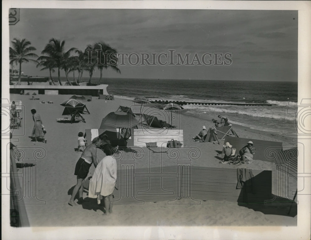 1939 Press Photo Winter vacationers at Sea Spray Beach Palm Beach Fla. - Historic Images