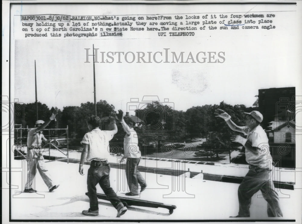 1962 Press Photo Raleigh NC workmen moce large sheet glass into State house - Historic Images