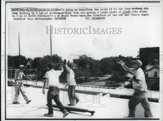 1962 Press Photo Raleigh NC workmen moce large sheet glass into State house - Historic Images