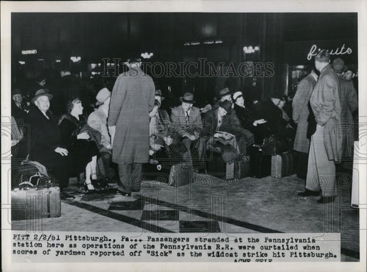 1951 Press Photo Pittsburg Pa passengers stranded during train strike - Historic Images