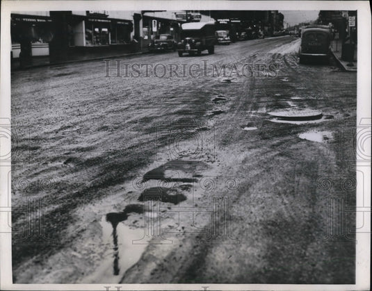 1944 Press Photo Duluth Minn Superior Street  needs repairs from potholes - Historic Images