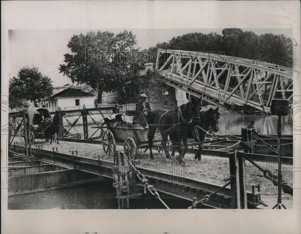 1940 Press Photo Romania repatriated Germans driving over pontoon bridge into - Historic Images