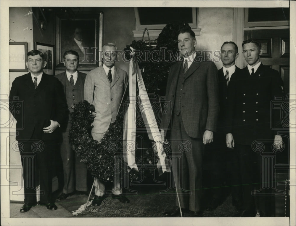 1926 Press Photo COmmander Fred Stover of the VFW present the Secretary of the - Historic Images