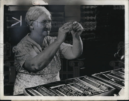 1943 Press Photo Southbridge Mass Delia Therrian American Optical Co, - Historic Images