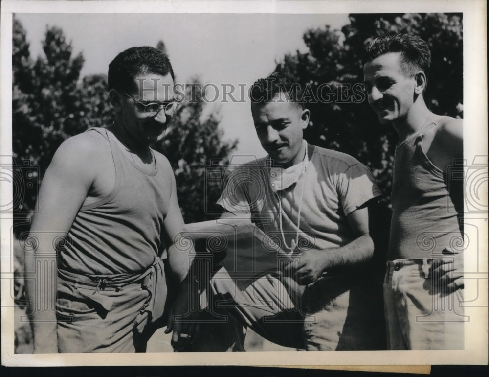 1945 Press Photo Okinawa Drs Lt Salvatore Benivegna, Maj Louis Jamele, - Historic Images