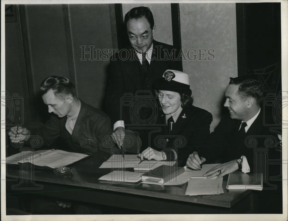 1943 Press Photo Peter T.Namkoong Korean Instructor conducts for servicemen. - Historic Images