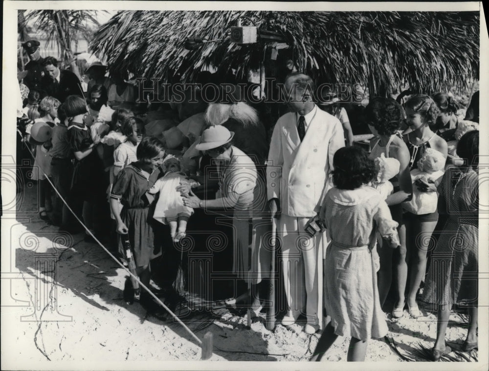 1935 Press Photo Mayor Roscoe Brunstetter of Coral Gables gives presents. - Historic Images