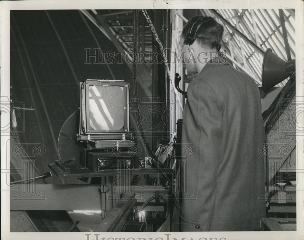 1953 Press Photo Research engineer at the Goodyear Aircraft Corporation - Historic Images