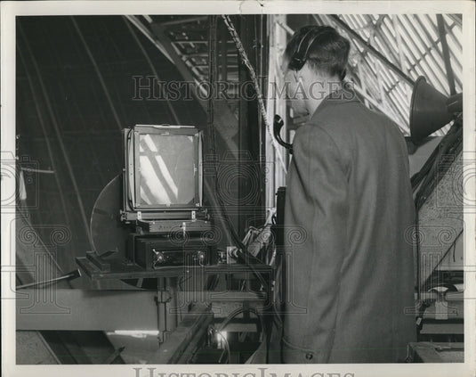 1953 Press Photo Research engineer at the Goodyear Aircraft Corporation - Historic Images