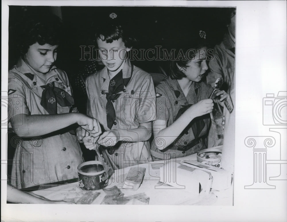 1961 Press Photo US Girl Scout sacking samples of dirt - Historic Images