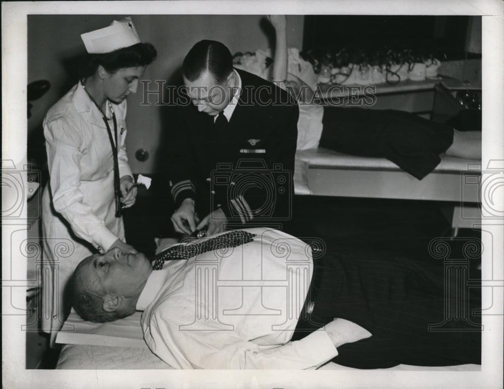 1944 Press Photo Wash DC Sec of Treas Henry Morgenthau Jr donates blood - Historic Images