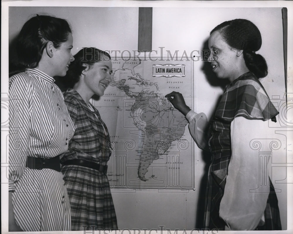 1956 Press Photo Student Missionaries Vera Krass and Rita Rousseau - Historic Images