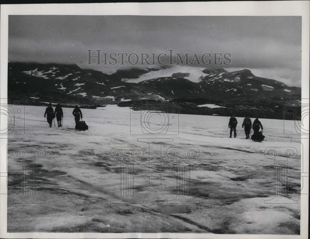 1981 Press Photo British students on mountainous wasteland of Arctic Norway - Historic Images