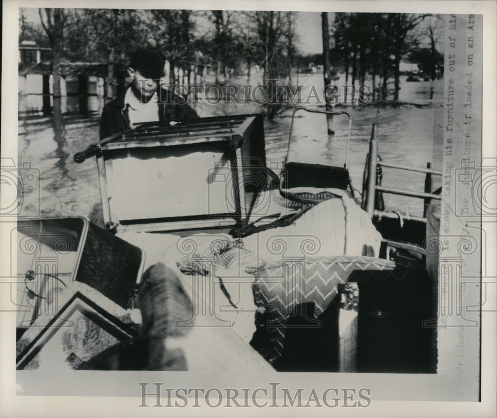 1950 Press Photo Man Moves Furniture Out of Home Flooded in Kentucky - Historic Images