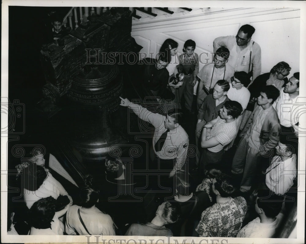 1956 Press Photo Attentive visitors hear the story of the famous Liberty Bell - Historic Images