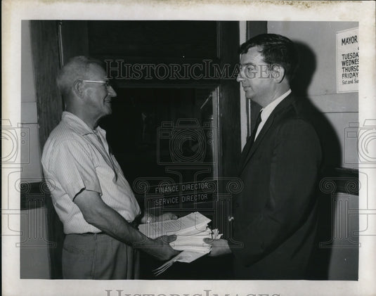 1967 Press Photo George Huss, Glenn Wilson. Independence Hosp. Petition. - Historic Images