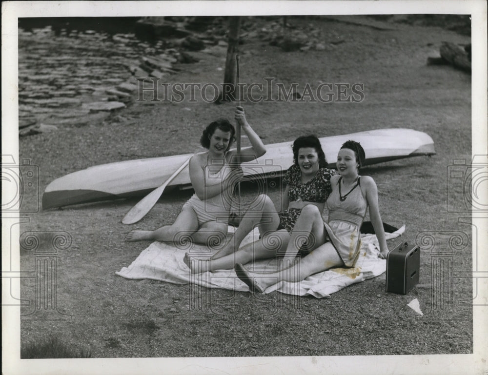 1942 Press Photo Betty Hall, Virginia Parker, Shirley Peabody swimming at - Historic Images