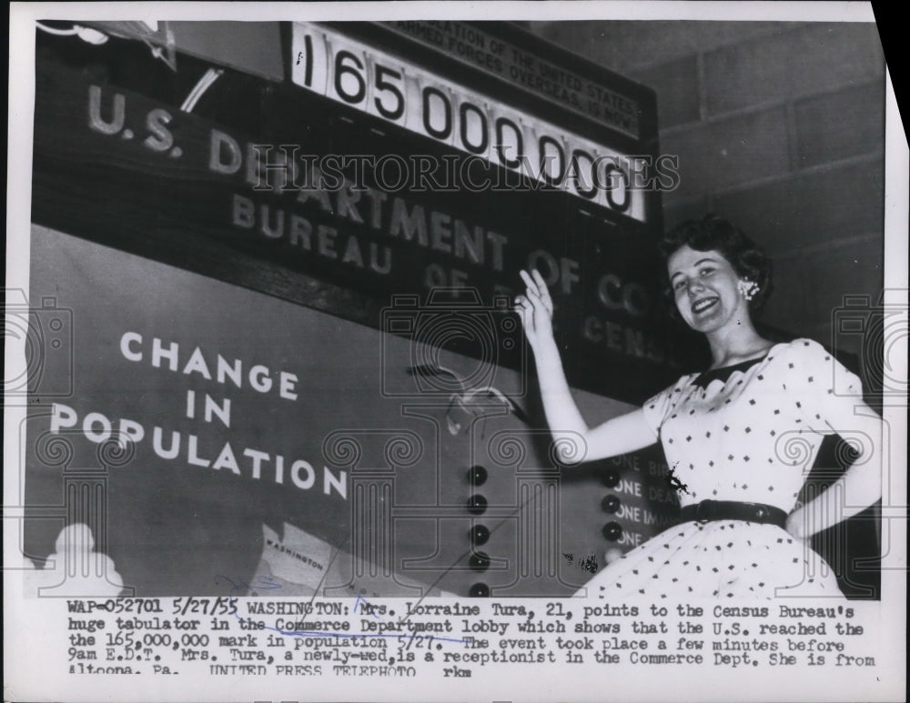 1955 Press Photo Wash DC Mrs Lorraine Tura  & Census Bureau tabulator - Historic Images