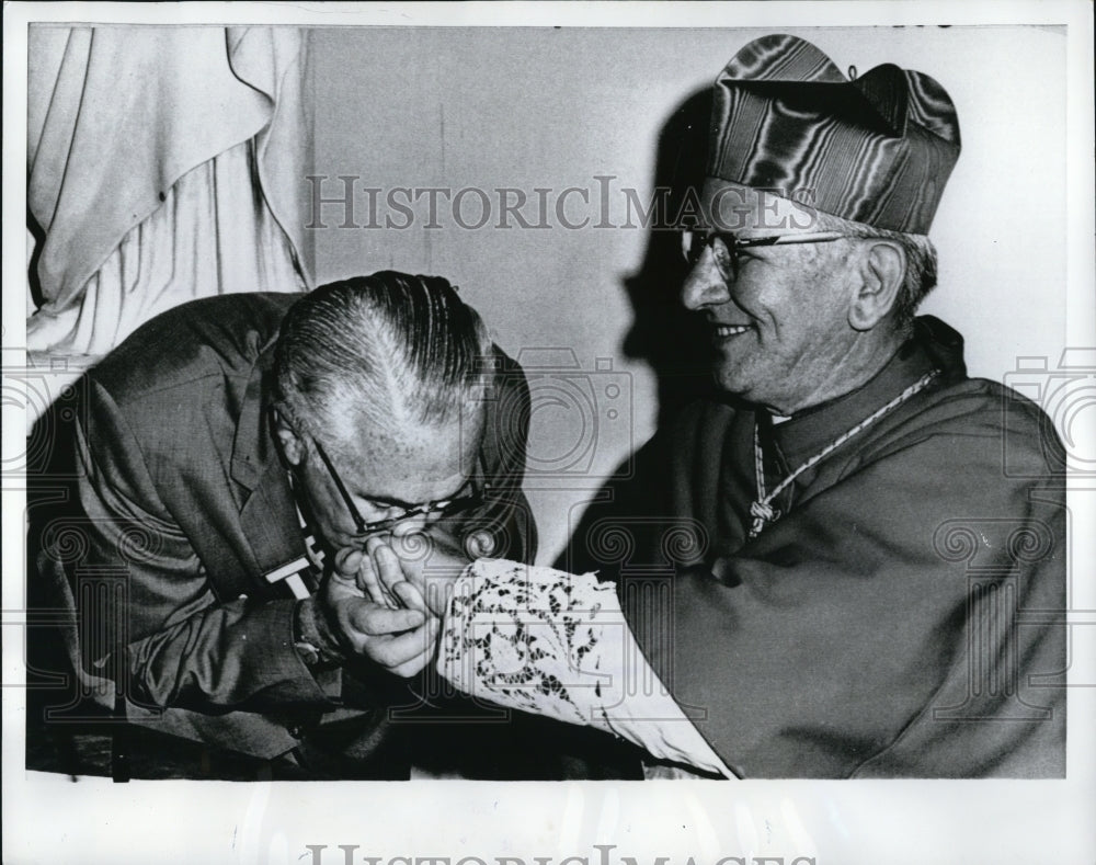 1967 Press Photo Rome Mayor James Tate of Philadelphia kisses the ring of - Historic Images