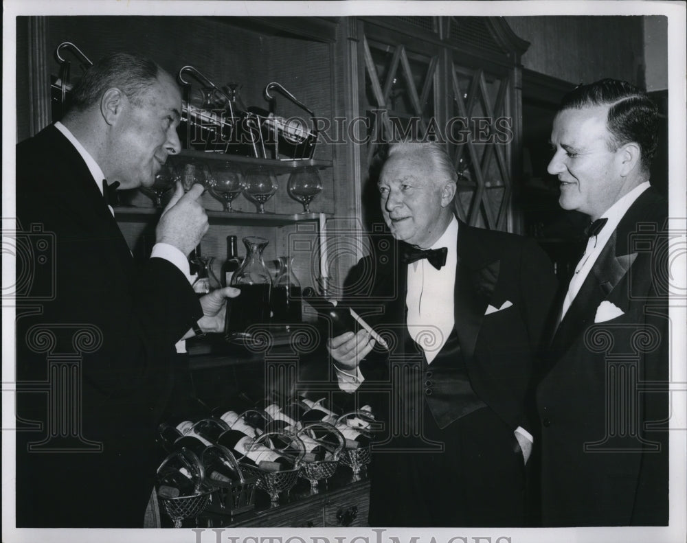 1960 Press Photo A discussion on relative merits of fine Cruse wines served at - Historic Images