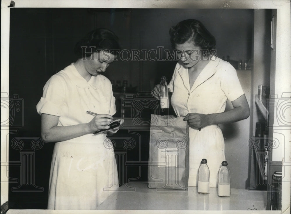 1937 Press Photo Mrs John McGee &amp; Anne Turner check baby bottles at Service Inc - Historic Images