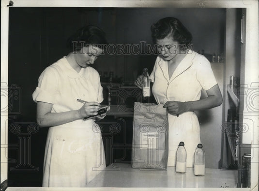 1937 Press Photo Mrs John McGee & Anne Turner check baby bottles at Service Inc - Historic Images