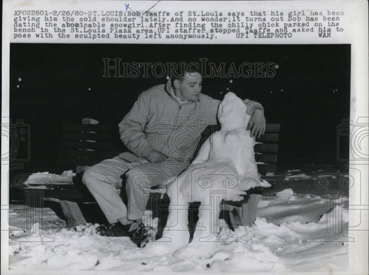 1960 Press Photo St Louis Mo Bob Taaffe & a snowgirl sculpture - Historic Images